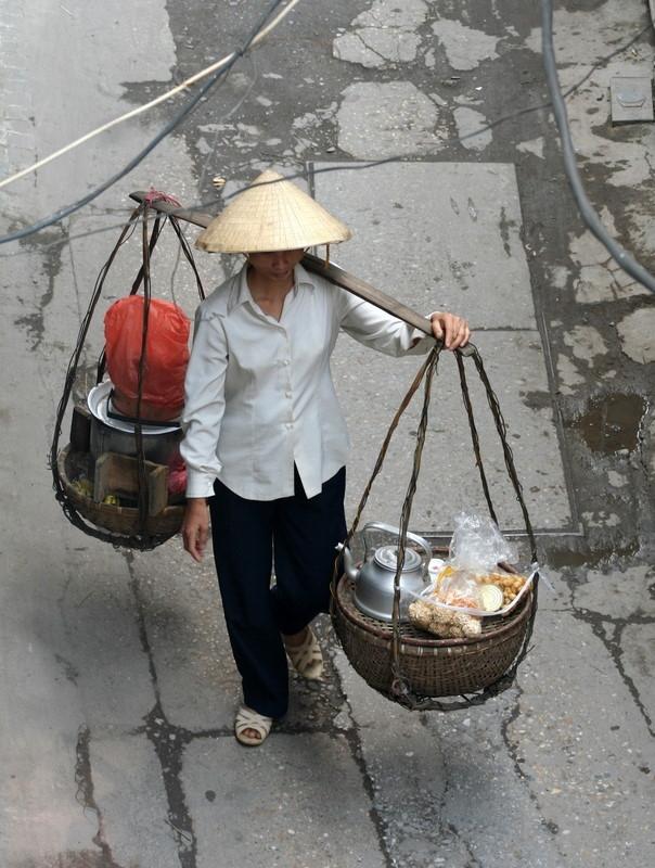 Basket lady carrying her mobile tea stand