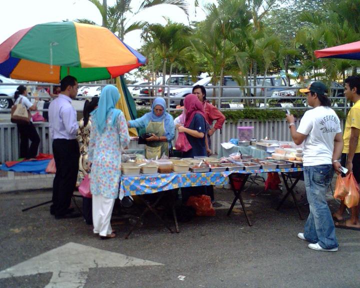 It is common to see many stalls like these selling Malay dishes and rice.