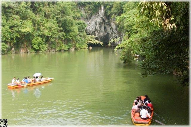 By boat to the dragon cave (Guizhou province) 