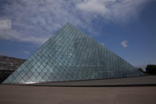 The symbol of the Moerenuma Park is the glass pyramid,  nicknamed Hidamari, designed by Isamu Noguchi a Japanese-Amerian artist. 