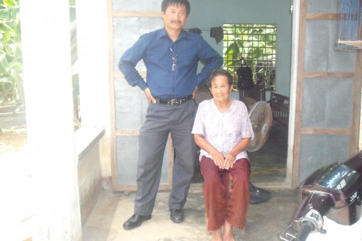 Tran Van Duc (left) with fellow My lai massacre survivor Truong Thi Le.