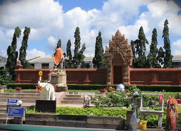 The monument of Queen Chamthewee in Lamphun