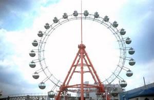 A giant ferris wheel, in Korakuen Amusement Park. Tokyo, Japan.