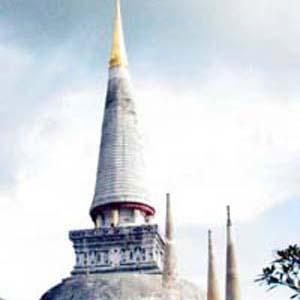 Brought from Sri Lanka, the main chedi in Wat Mahathat has a gold-covered tip measuring 8.294 inches high.