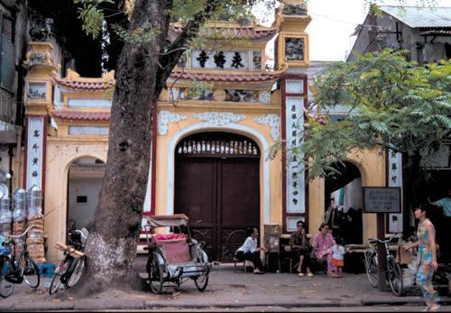 Scattered throughout the Old Quarter are pagodas and temples such as the Huyen Thien Pagoda at 54 Hang Khoai. These places of worship are quite active even today, and people of all ages may be seen especially during auspicious lunar days. Tourists may walk into the pagodas, and are welcome to take pictures.