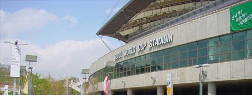 Located in Sangam-dong, Mapo-gu, Seoul, Korea, the Seoul World Cup Stadium has a total area of 216,712 sq m, with 58,747 m2 of building area and a total floor area of 150,784 sq m. Built in a rectangular shape, the stadium has 1 basement floor and 6 floors altogether. It can accommodate 64,677 seats with 832 VIP seating, 2100 press seating, and 75 6-typed membership rooms with 12-29 seats each. It is located on the 4th tier.