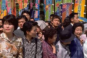 Although baseball has gained enormous popularity since its introduction to Japan, sumo wrestling still remains its national sport. Sumo fans turn out in droves to enjoy the six tournaments called basho held throughout the year. Here, a crowd waits for the sumo basho to begin.